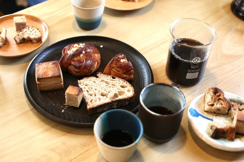 Khởi đầu ngày mới bánh mì mềm mịn và cà phê đen đậm đà 