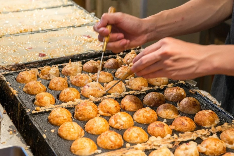 Takoyaki món ăn được bán nhiều ở chợ Kuromon