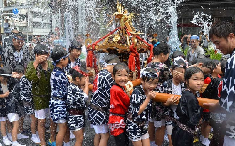 Không khí vui nhộn của lễ hội Fukagawa Hachiman Matsuri
