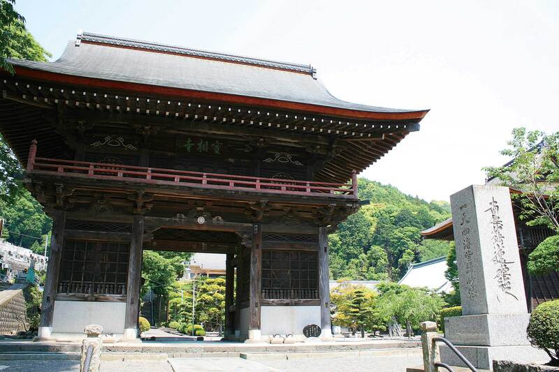 Bên ngoài cổng chùa Jissoji, Nhật Bản