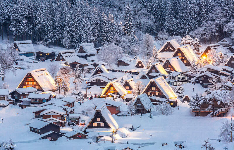 Đắm mình trong vẻ đẹp cổ kính của Shirakawa-go phủ tuyết