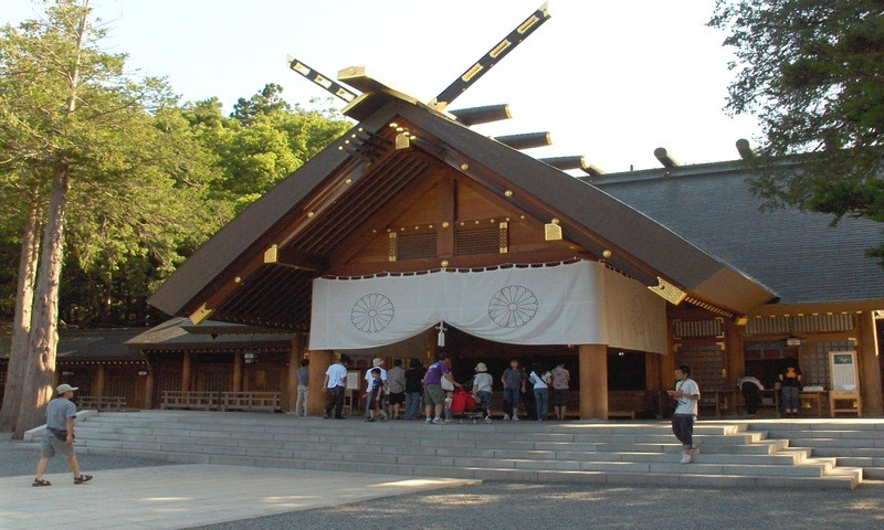 Du khách check-in đền Hokkaido