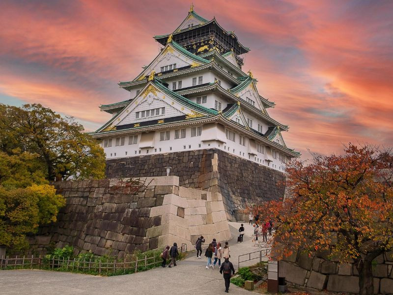 Ngắm hoàng hôn tại lâu đài Osaka