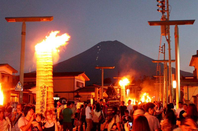 Lễ hội lửa Yoshida được tổ chức ngay dưới chân núi Phú Sĩ