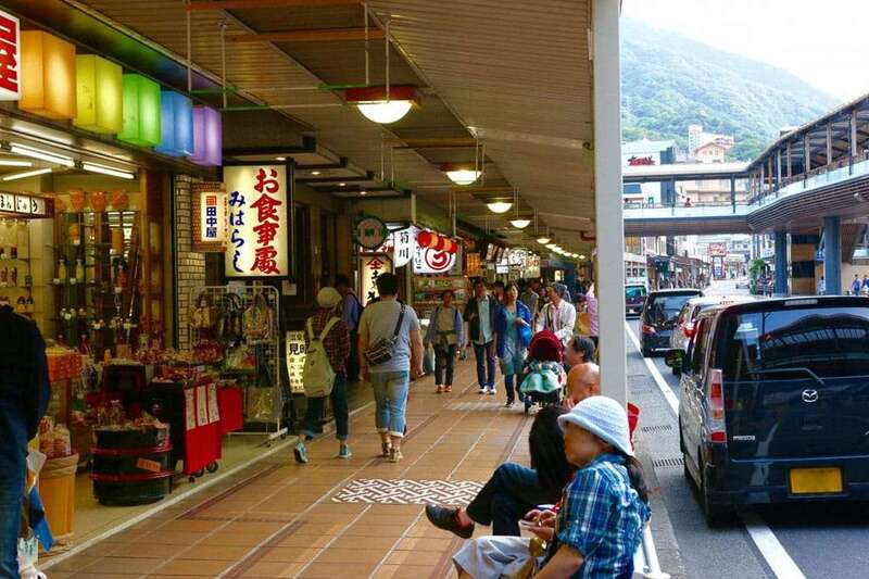 Khu phố lúc nào cũng tấp nập người