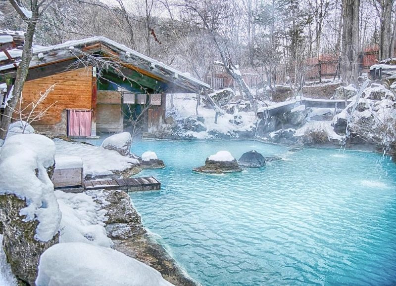 Mê mẩn cảm giác tắm Onsen dưới tuyết