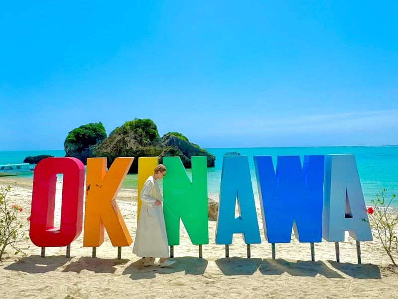 Những bãi biển xanh biếc ở Okinawa vào tháng 8 là điểm đến hấp dẫn
