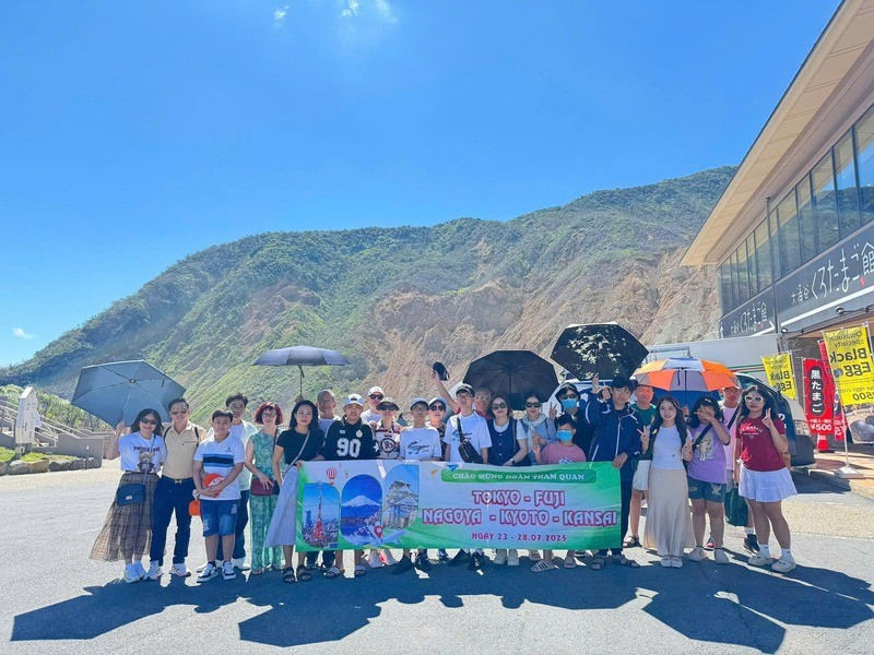 Cả đoàn check-in Nhật Bản năng lượng đầu năm