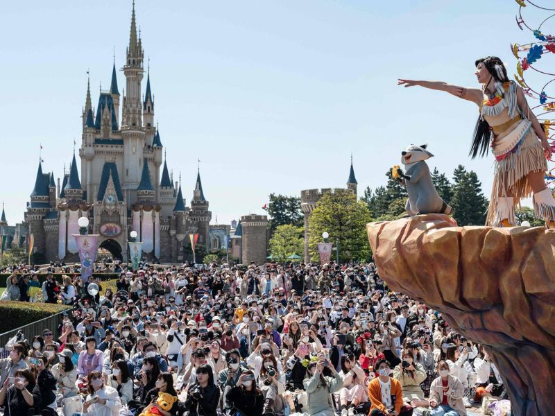 Nên đi tokyo disneyland vào ngày thường để tránh đông đúc