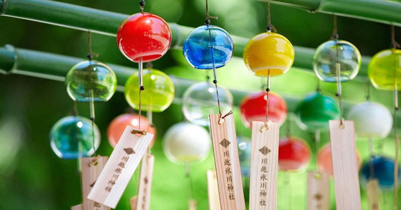 Những chiếc chuông đong đưa trong gió