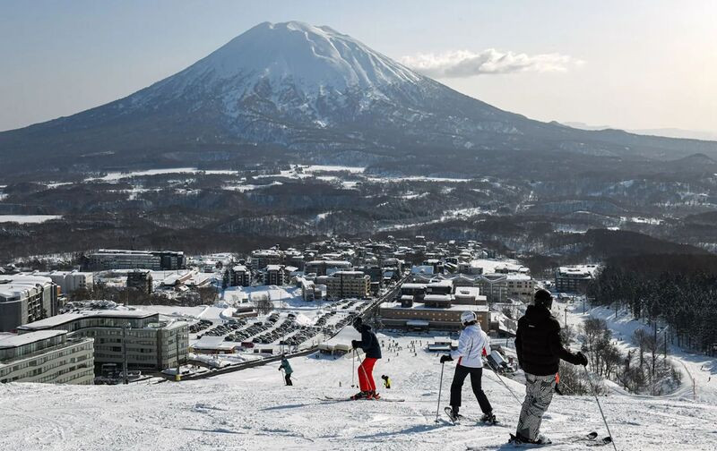 Khu trượt tuyết và góc nhìn bao quát dãy núi Yotei 