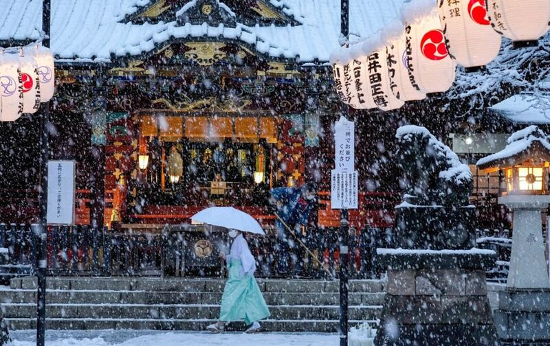 Khung cảnh đền Shinto phủ đầy tuyết trắng