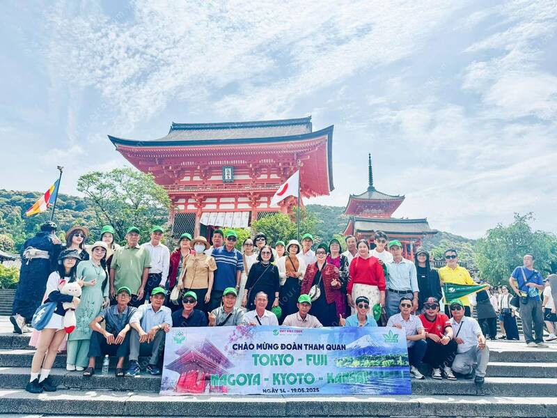 Đoàn khách du lịch Nhật Bản tại Đất Việt Tour