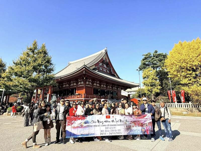 Đoàn khách khám phá du lịch Nhật Bản