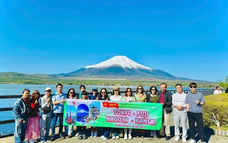 Khách trong tour Nhật Bản của đơn vị lữ hành Đất Việt Tour 