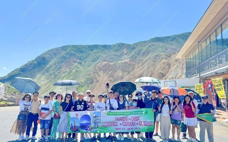 Khách đoàn nhật bản tại công ty Đất Việt Tour