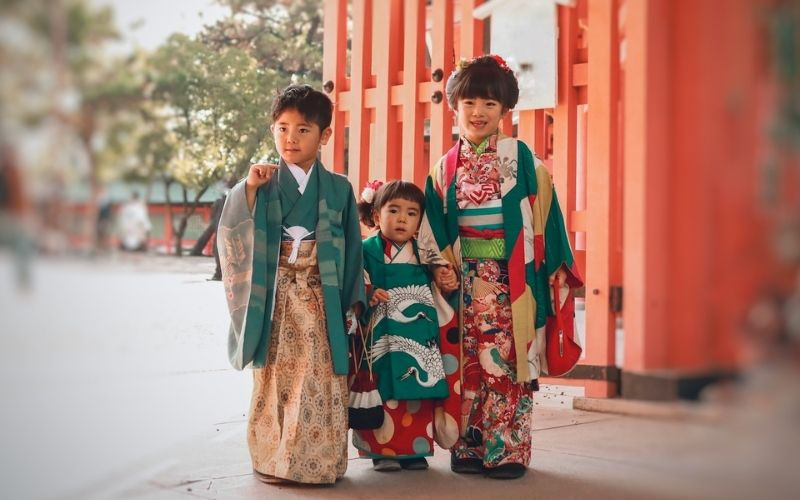 Các bé mặc bộ kimono để cầu nguyện sức khỏe và hạnh phúc 
