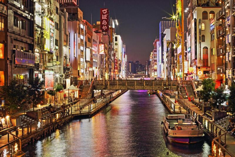 Osaka về đêm nhộn nhịp xen lẫn nét truyền thống cổ kính