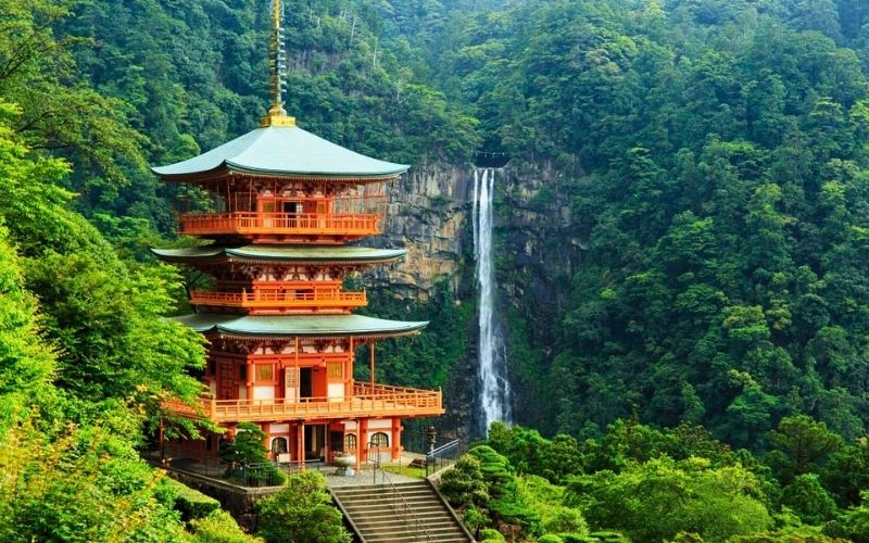 Thác Nachi cùng ngôi đền Kumano Nachi Taisha nổi tiếng