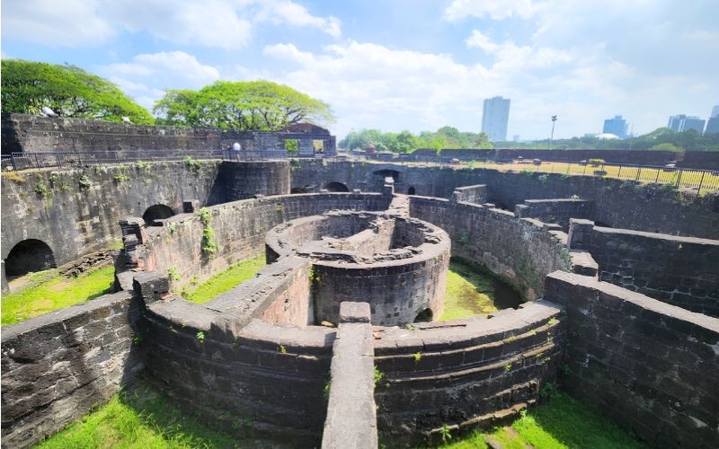 Thành cổ Intramuros với những bức tường đá cổ kính Thành cổ Intramuros với những bức tường đá cổ kính
