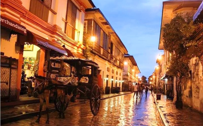 Phố cổ Vigan với xe ngựa truyền thống Phố cổ Vigan với xe ngựa truyền thống