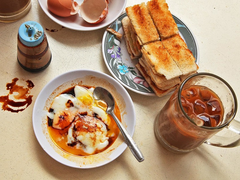 Món bánh mì ăn kèm mứt Kaya và trứng lòng đào là bữa sáng đặc trưng của Singapore Món bánh mì ăn kèm mứt Kaya và trứng lòng đào là bữa sáng đặc trưng của Singapore