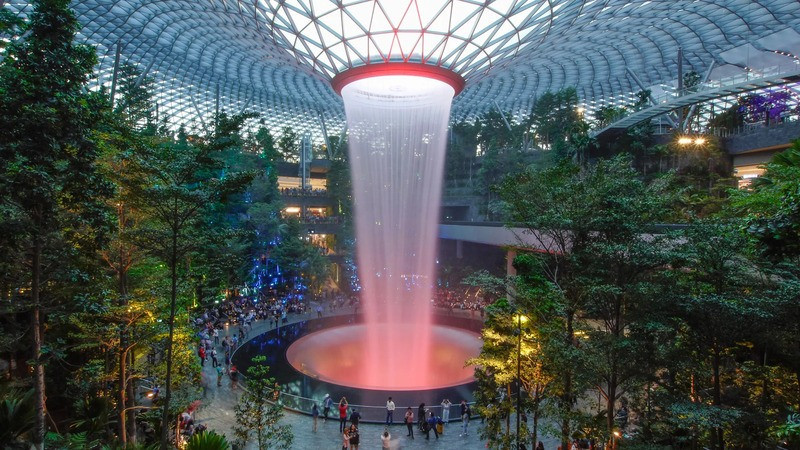 Sân bay rộng lớn và hiện đại tại Singapore