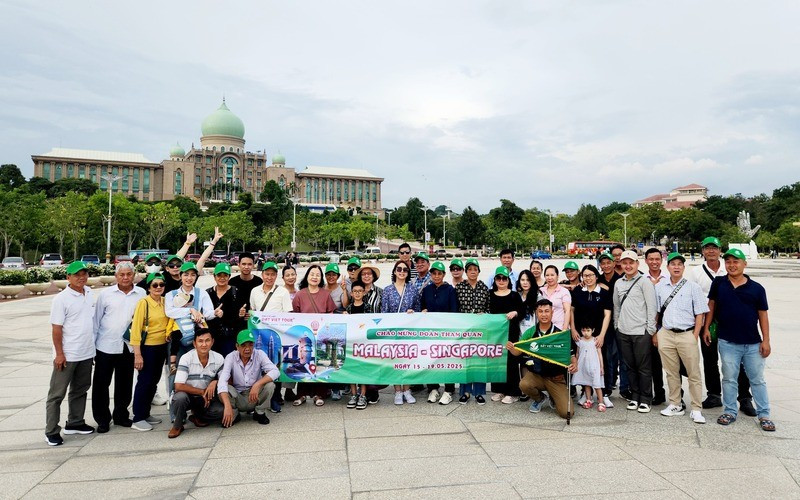 Khách đoàn đi tour Singapore - Malaysia bên Đất Việt Tour 