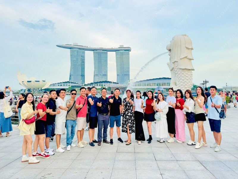 Khách đoàn tham quan Singapore - Malaysia bên Đất Việt Tour 