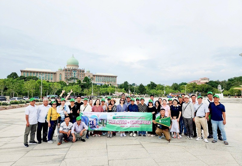 Đoàn khách du lịch Singapore tại Đất Việt Tour 