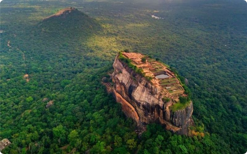 Pháo đài đá Sigiriya là một trong những công trình tiêu biểu của Sri Lanka Pháo đài đá Sigiriya là một trong những công trình tiêu biểu của Sri Lanka