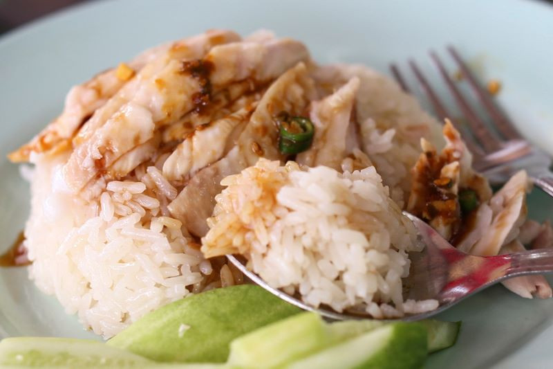 Cơm gà tại Go Ang Pratunam ăn kèm với dưa chuột, nước tương và canh