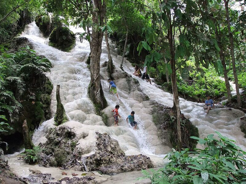 Du khách có thể leo trèo trên thác Bua Tong