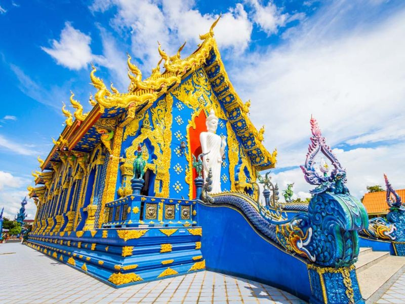 Đền Xanh - ngôi đền nổi bật với nền màu xanh cùng các kiến trúc độc đáo