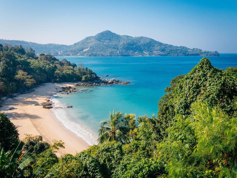 Biển xanh trong và khung cảnh nghỉ dưỡng đặc trưng của Phuket mùa hè Biển xanh trong và khung cảnh nghỉ dưỡng đặc trưng của Phuket mùa hè