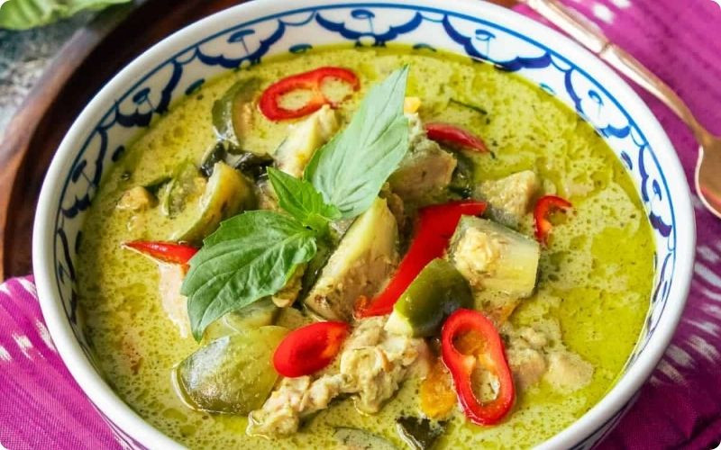 Green Curry – cà ri xanh béo thơm với nước cốt dừa và các loại thảo mộc