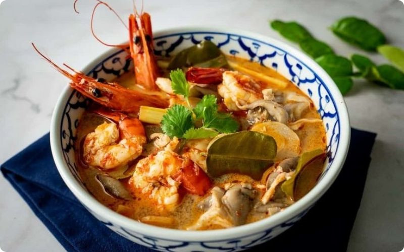 Tom Yum Goong với tôm và nước dùng chua cay đặc trưng
