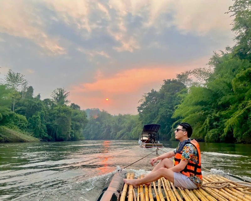 Thả trôi trên bè tre, ngắm hoàng hôn yên bình Kanchanaburi 
