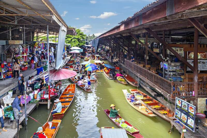 Nhộn nhịp cảnh mua bán truyền thống tại chợ Thái Lna