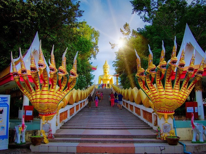 Chùa Wat Phra Yai nằm trên đỉnh đồi Phật