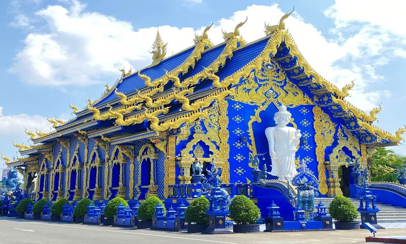 Chùa xanh Wat Rong Suea Ten