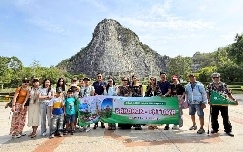 Du khách check-in tại những điểm đến nổi tiếng Du khách check-in tại những điểm đến nổi tiếng