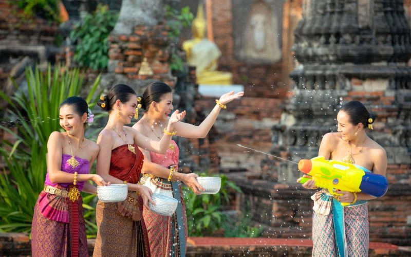 Du xuân giữa những dấu tích cổ kính