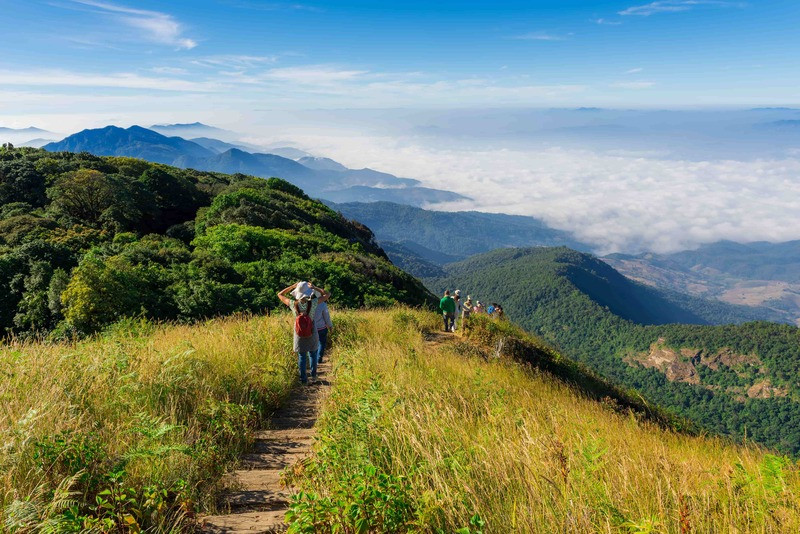Đoàn người đang cùng đi đường mòn Kew Mae Pan