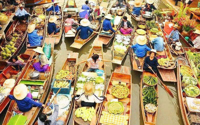 Hòa vào không khí tấp nập trên khu chợ nổi Thái Lan