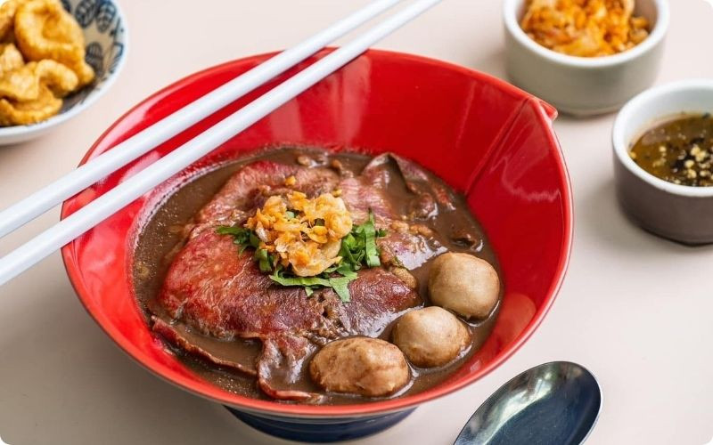 Boat Noodles - món mì thuyền nổi tiếng với những phần mì nhỏ, nước dùng đậm đà