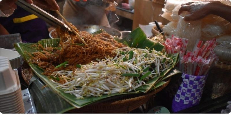 Pad Thai - món mì xào nổi tiếng với hương vị chua ngọt đặc trưng của Thái Lan