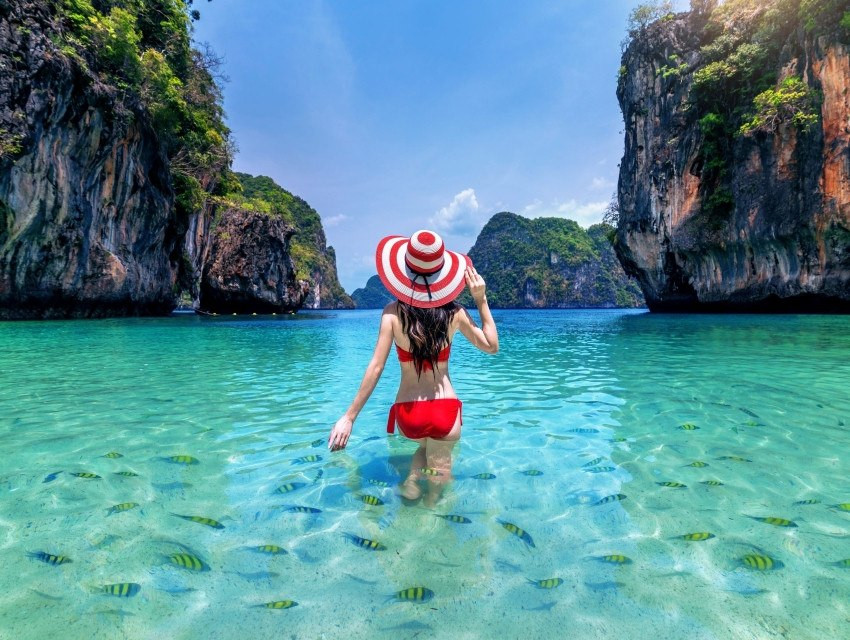 Mùa khô khí hậu mát mẻ thích hợp để đi biển 
