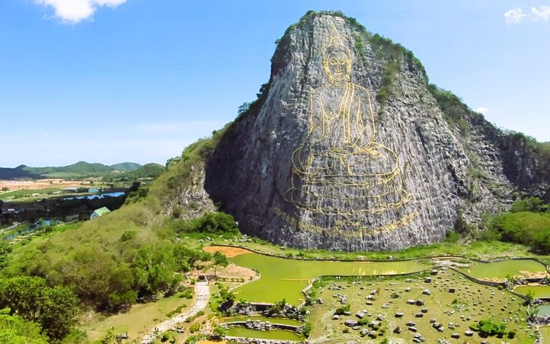 Ngỡ ngàng trước tượng Phật khổng lồ “phát sáng”