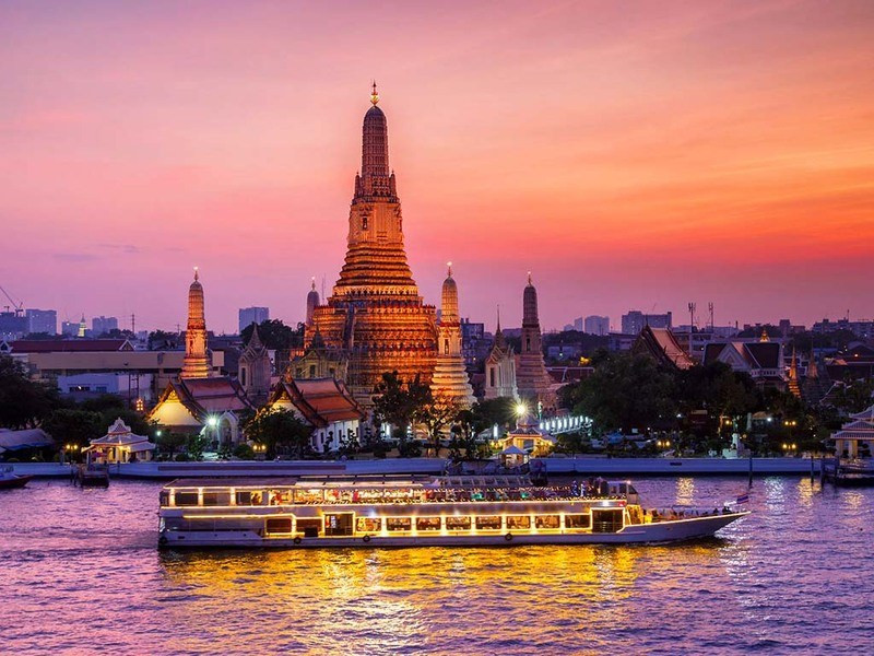 Ngắm cảnh đêm trên du thuyền sang trọng